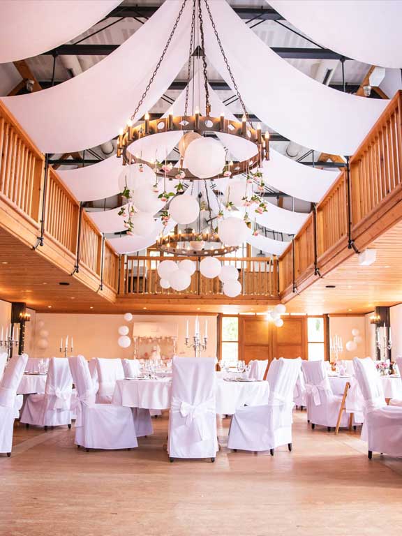 Historische Festscheune Hochzeitsdekoration