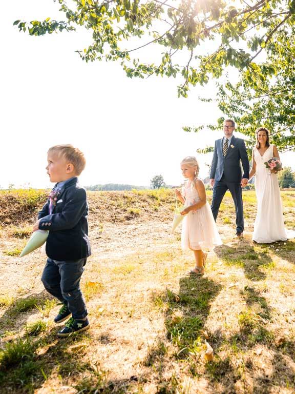 Hochzeitspaar mit Kindern