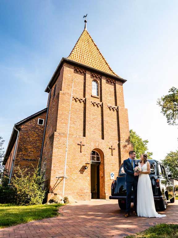 Hochzeitspaar-vor-Kirche-1.jpg